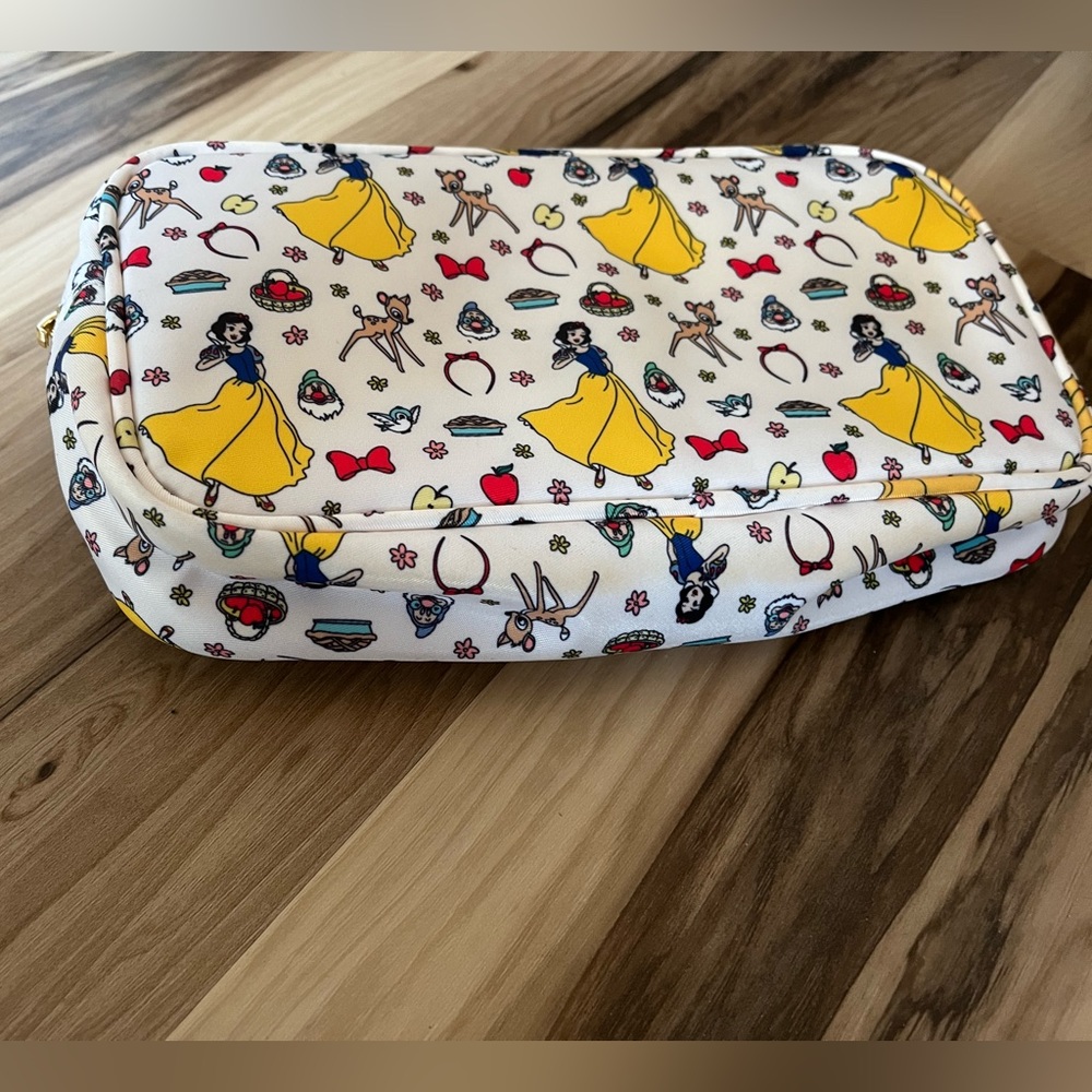 Snow white pouch